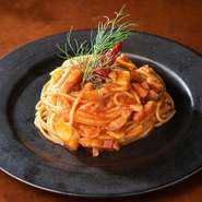 ベーコンと辛いトマトソースのシンプルなパスタ。山梨県の白州町でつくられるベーコンは、昔ながらの方法で燻製した本格的な味わいです。