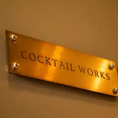 趣きある店名プレート。コンセプトは「カクテルの作業場」だそう