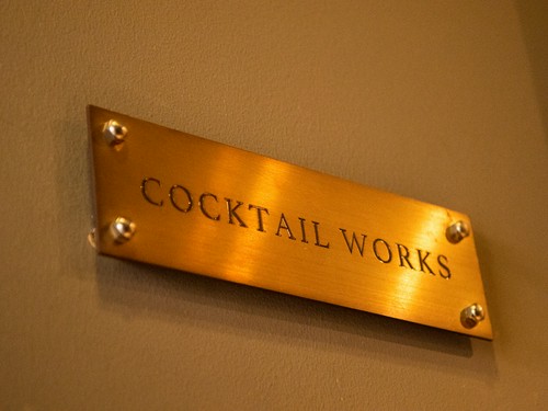 趣きある店名プレート。コンセプトは「カクテルの作業場」だそう