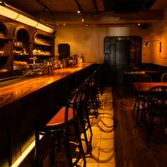 臨場感が楽しめるカウンター席、じっくり語れるテーブル席もあり