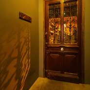 アンティーク調のドアの向こうは洗練された大人の隠れ家