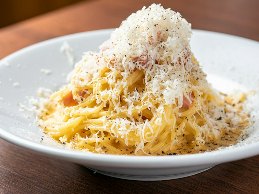 卵黄の濃厚さが際立つ『カルボナーラ PASTA SET』