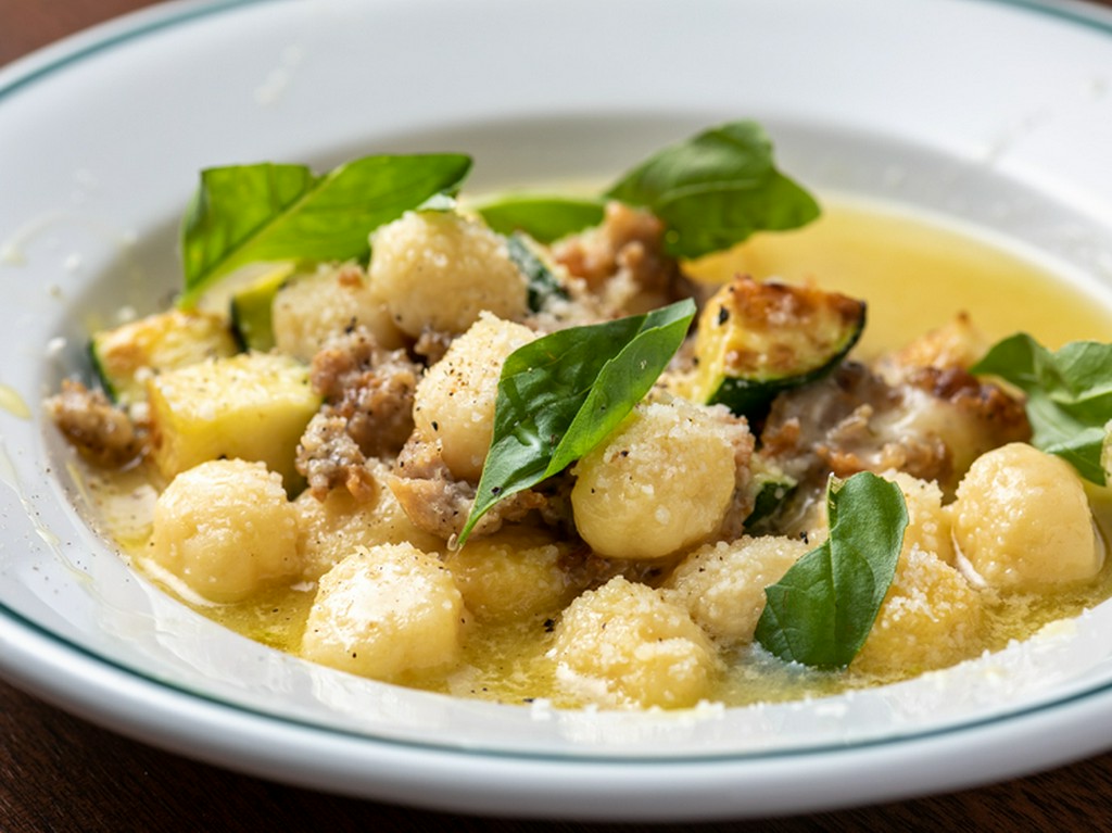 さまざまな食材の食感を重ね合わせた『じゃがいものニョッキ サルシッチャとズッキーニのソース』