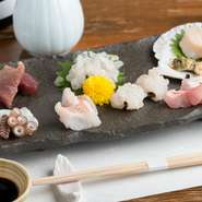 店主自ら吟味した“その時一番美味しい”旬魚は格別。鮪、鱧、蛸、キンメダイなど、6種の瀬戸内の海の幸を存分に味わえます。豊かな風味と程よい辛味が特徴の長野県安曇野の生わさびをつけて召し上がれ。