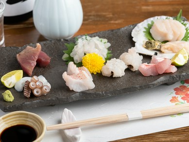 旬の鮮魚に舌鼓。料理人の腕と目利きが光る『お造り盛り合わせ』