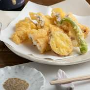 淡路の新鮮な「伝助穴子」を使用した天ぷら。カラッと軽い口当たりの衣と、ふんわり広がる穴子の風味と旨味に、思わず笑みがこぼれます。季節野菜も名わき役。山椒塩で素材の味わいをシンプルにいただきます。