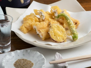 カラッと軽い衣と、ふわっと広がる優しい風味がたまらない『穴子天ぷら』