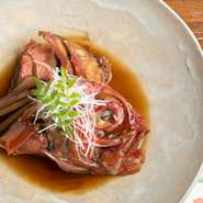 脂乗りの良い新鮮なキンメダイを特製たれで甘辛く味付けした一品。出汁の旨みをしっかり感じる煮付けは、酒との相性も抜群です。ごぼうの炊き物と白髪ねぎも、いいアクセント。ほっこり優しい気持ちになれそうです。