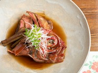 力強い素材の旨味を引き出す甘辛の特製たれ。出汁が効いた『金目鯛煮付け』