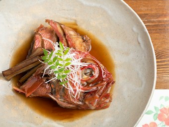 力強い素材の旨味を引き出す甘辛の特製たれ。出汁が効いた『金目鯛煮付け』