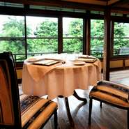 江戸時代に建てられた、国の登録有形文化財「奥村邸」。歴史的建造物をリノベーションしたモダンな空間で、本格フランス料理を味わえる一軒です。風情溢れる雰囲気を楽しみながら、贅沢な時間を過ごしてみませんか。