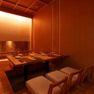 換気性に優れた店内には、テーブル席3部屋・掘りごたつ席4部屋の計7部屋の個室を完備。ビジネス・プライベートと、シチュエーションによる使い分けもお手のものです。