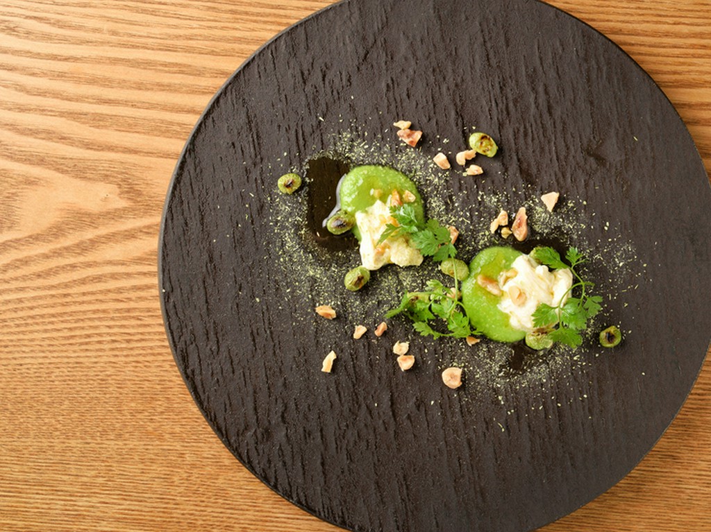 『引き上げ湯葉、翡翠豆のピュレ　焼き枝豆と胡桃添え』