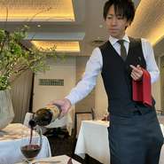 “お客さまに楽しんでいただくことが第一です”と鈴木氏。お店での出来事すべてが良い思い出になるように。料理・サービス・空間、トータルで満足いただけるお店づくりを常に目指しています。