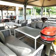 庭園の緑を眺めながら、食事ができるBBQ会場。ソファや座り心地のよいイスが配されたラグジュアリーな印象。リッチな大人のBBQを満喫できます。