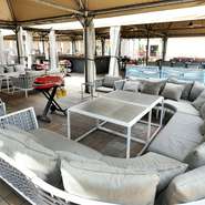 屋外ならではの開放感を味わいつつ、ゆったり座れるソファに腰かけながらのガールズトークは新鮮。オシャレな追加アラカルトメニューも多数。女性同士での利用もオススメです。