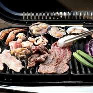 会場内は広く、子ども連れも歓迎。子ども向けのセットメニューやフリーソフトドリンクも用意。土日祝日はランチタイム営業もしており、家族と休日のBBQも楽しめます。