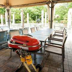 グリルを囲み深める絆。男女の集いにもオススメの屋外BBQ