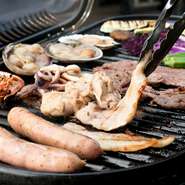 休日ママ友たちとのランチ利用もオススメ。会場内は広く段差もないため小さな子ども連れも安心。盛りだくさんの『キッズセット』に加え、食べ盛りの子どもには追加オーダーも可能です。