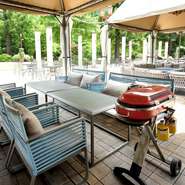 緑を間近に感じながらの贅沢なBBQ。芝生の上でピクニックを楽しめるエリアもあるとか。会場は屋根付きかつ雨除けカーテンも用意されているため、天候を気にせずにBBQができる点も強みです。