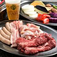 フレッシュな野菜盛り合わせプレートに、牛・鶏・豚とジャンボソーセージ、2時間のフリードリンクが付いた、ガーデンキッチンの定番セットです。