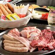 芝生の上で食事を楽しめるエリアもあり、気軽にピクニック気分を味わえるセットも用意。都心でありながらも開放的、贅沢な大人のBBQを満喫できます。