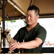 “お越しいただくすべてのお客さまにご満足いただけること”が岡田氏のモットー。子ども向けのセットメニューや充実したノンアルコールメニューなど、誰もが楽しく利用できるお店づくりを心掛けています。