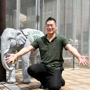 “フロア内は段差がないため、車椅子の方や小さなお子さまも安心して利用いただけることも当店の魅力です”と岡田氏。雨よけ用のカーテンなど、快適なBBQの実現に向けた空間づくりもポイントです。