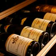 ワインは、世界各国の銘柄が用意されています。メニューリストはなく、おまかせや好みを伝えて選んでいくスタイル。ワインはボトルで80種、グラスで10種、その他には日本酒を常時40種ほど用意されています。