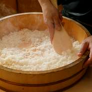 米、水、塩は東海3県にこだわり、赤酢は2種類をブレンドしてから使用。寿司の根幹であるシャリをそのままいただくことで、後に続く握りによるシャリの変化を楽しむことが出来ます。