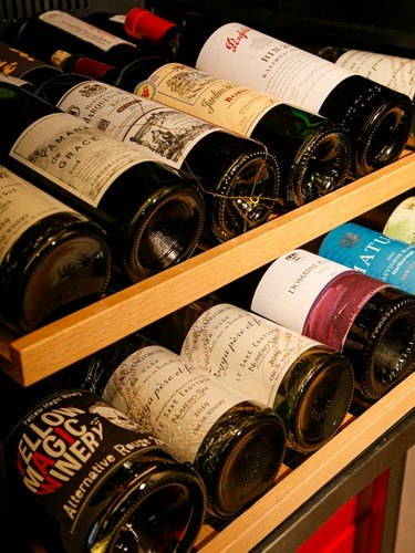 80種類以上の日本酒、30種類以上のワインを常備
