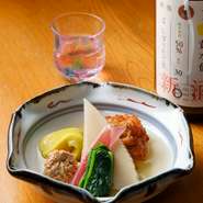 浅利と小柱のしんじょう、筍、茗荷、法蓮草、助子、粟麩を炊き合わせに。日本酒によく合う素集めた一皿です。＊季節、仕入れ状況によって内容は変わります。