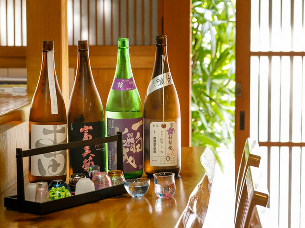 料理によく合う上質な各種日本酒がそろう。猪口もお好みで