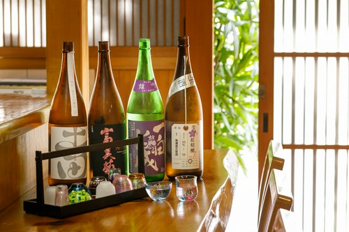 料理によく合う上質な各種日本酒がそろう。猪口もお好みで