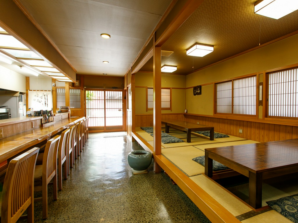 和の風情が漂うゆったりとした店内