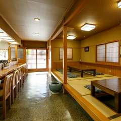 和の風情が漂うゆったりとした店内