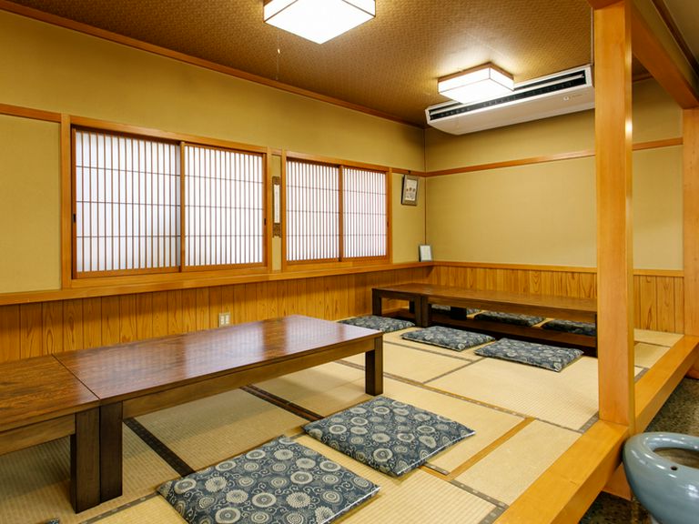 靴を脱いでリラックスできる小上がり席。畳敷きがうれしい