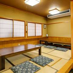 靴を脱いでリラックスできる小上がり席。畳敷きがうれしい
