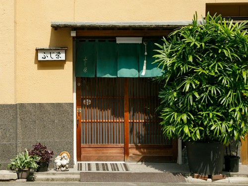 質素ながら清潔感のある入り口。美味しい料理の期待に心が躍る