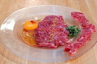 おすすめお肉を気軽にご堪能頂きたいのでお手頃価格でご提供◎
神戸牛のメスハラミ刺し。能登の塩、特性黄身ダレでお召し上がりいただけます 2280円