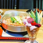 新鮮な牛6種類と豚4種類のホルモン、手羽トロなど11種にお野菜が入った『加賀ちゃん焼き』が人気!トッピングは「ネギ」が王道！常連スタイルを楽しむなら、うどんスープが〆にオススメ