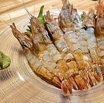 鮮度抜群の逸品◎ぷりっとした食感と濃厚な甘みがクセになる「幻の白ガス海老」をご用意！一緒に味わうお酒によって違った旨味を感じられるのも魅力。
