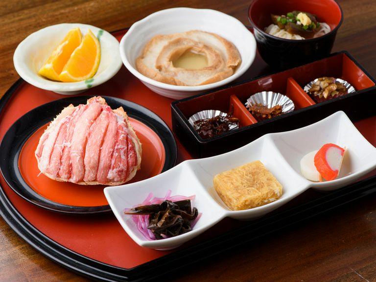 甲羅の上に新鮮なカニの身がぎっしり『カニ面寿し御膳』