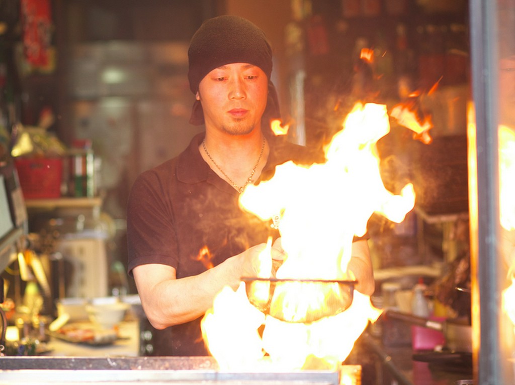 豪快な炎に期待感高まる、エンターテインメントを楽しんで