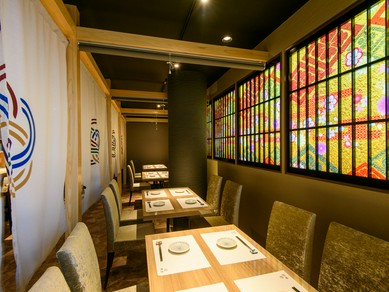 バリエーション豊富な料理を囲んで盛り上がる歓送迎会