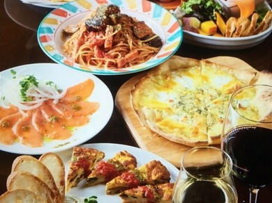 バリエーション豊富な料理を囲んで盛り上がる歓送迎会