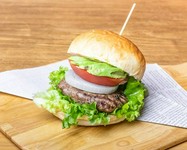 フレッシュなアボカドの『AREA1バーガー』(手前)と、まろやかチーズといただく『チーズバーガー』(奥)。表面はサクッと中はフンワリとした食感の特注バンズと、肉・野菜・ソースの絶妙なバランスを楽しめます