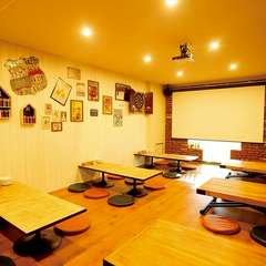 広びろとしたフローリング席