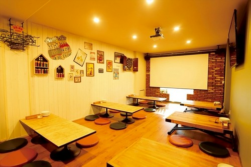 広びろとしたフローリング席