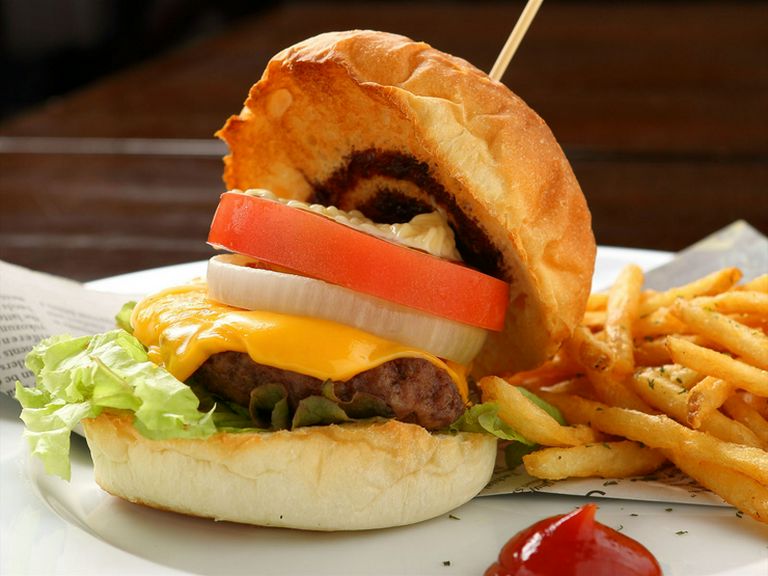 素材が織りなすハーモニー。特注パンのハンバーガー